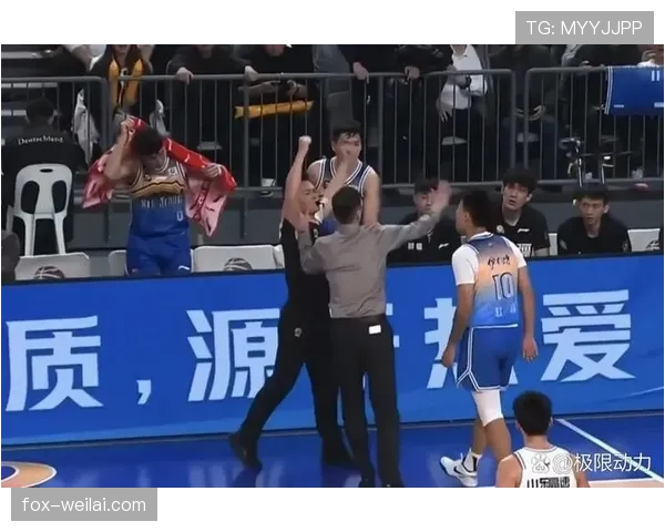 篮球场上出现双方同时犯规，裁判会如何判罚和处理？